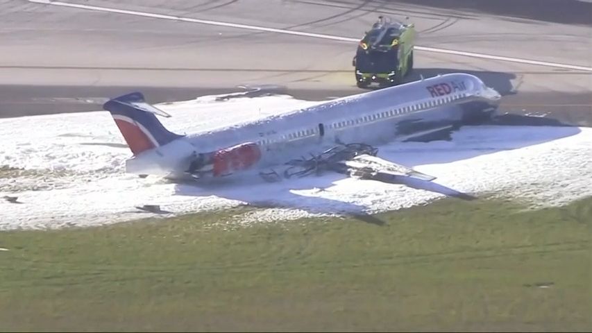 Video: V Miami přistálo letadlo na trupu, selhal mu přední podvozek